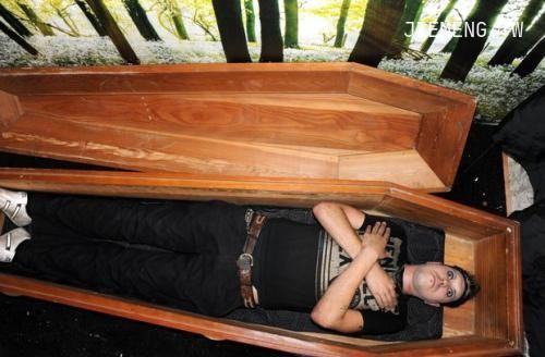 梦境迷离，梦见死人从棺材里复活的神秘体验
