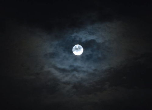 今晚，超级月亮照亮夜空，自然奇观与文化寓意的完美融合